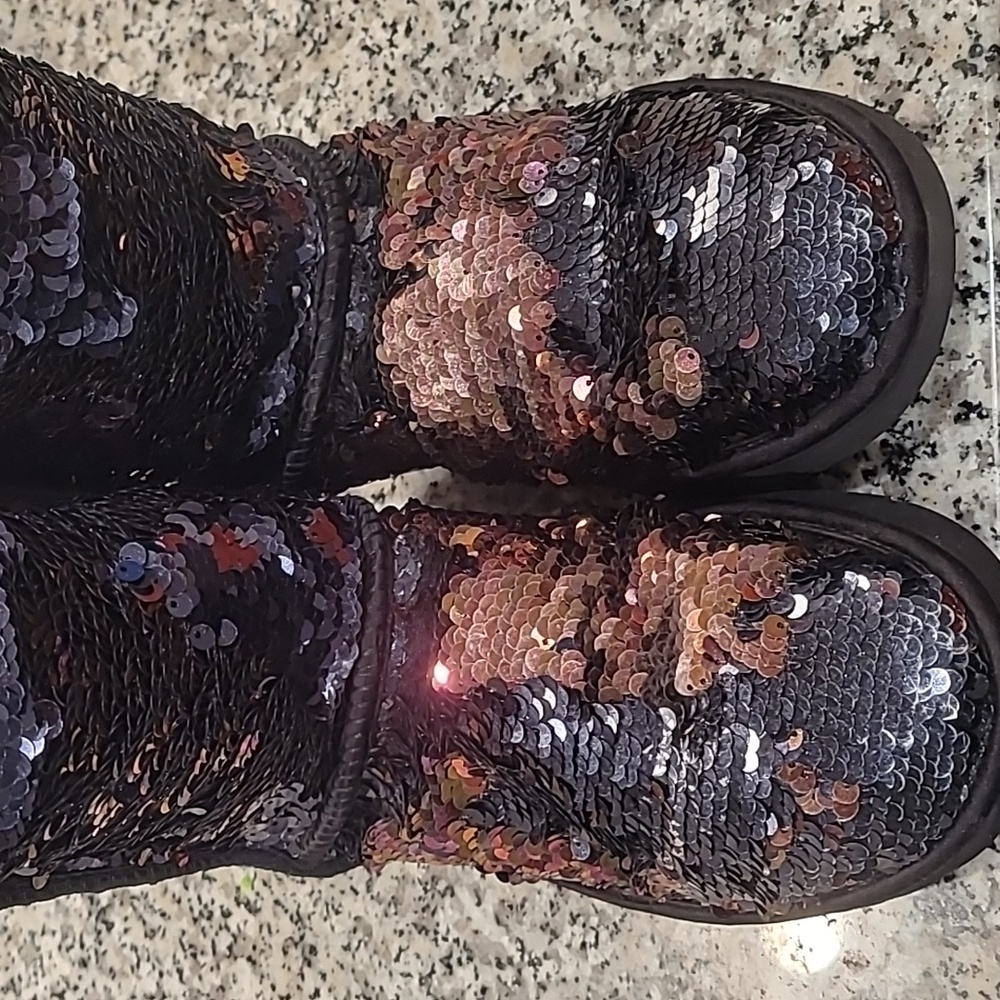 UGG BOOTS BLACK GOLD SEQUINS SIZE 7. WORN A FEW TIMES. GOOD CONDITION.